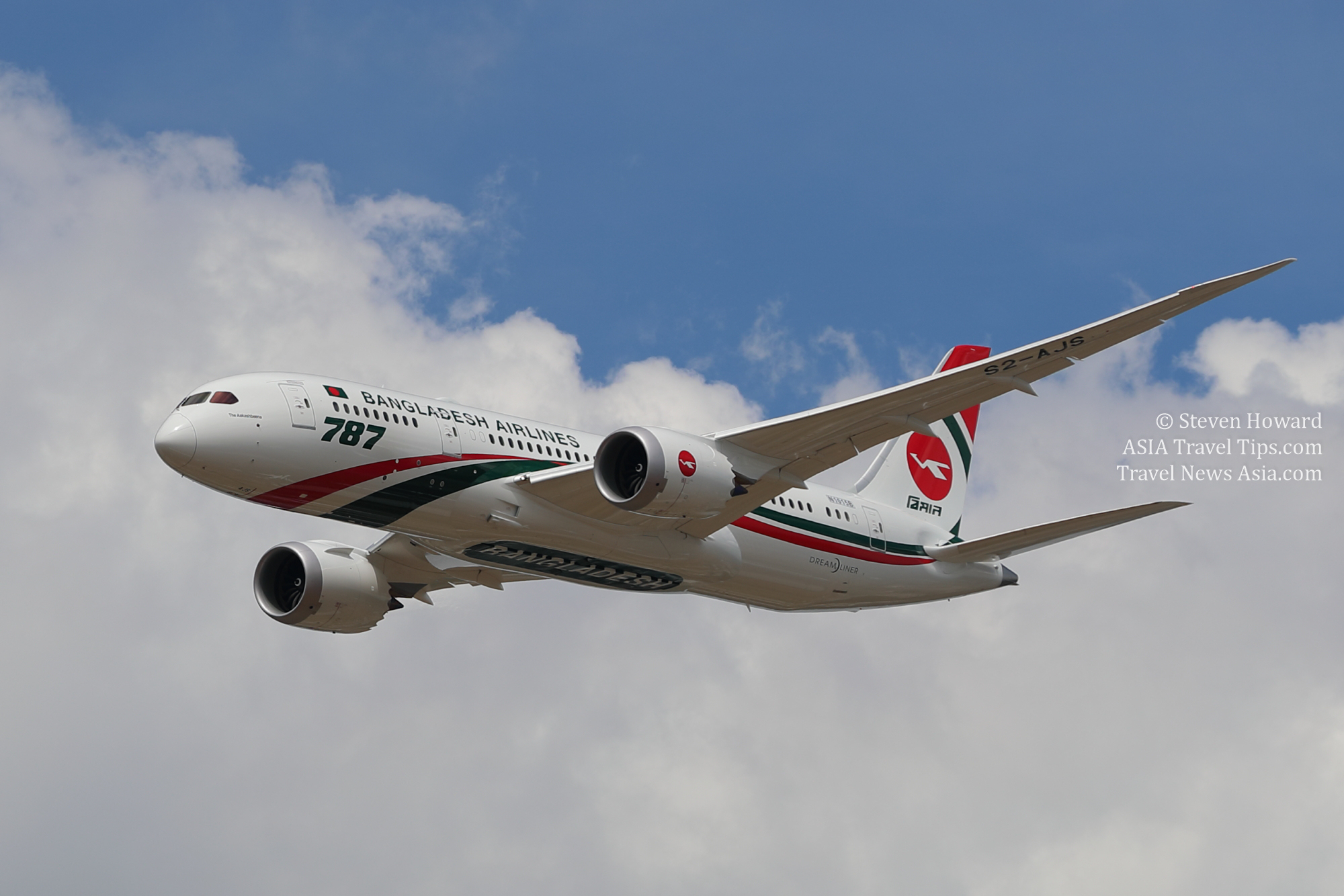 Biman Bangladesh Airlines Boeing 787 Dreamliner. Picture by Steven Howard of TravelNewsAsia.com Click to enlarge.