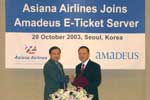 Arnold Choi, General Manager Internet Marketing Team, Asiana, and (right) Louis Lee, Director, Airline Business Group, Amadeus Asia Pacific