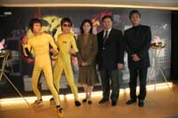 Bruce Lee wax figure and Bruce Lee impersonator with (center to far right) Ms Kelly Mak, Head of Marketing & Customer Services of Madame Tussauds Hong Kong; Mr Hong-Ming Lin, President of TAIPEI 101 Financial Center and Mr. Jim Teng, brother of Ms Teresa Teng