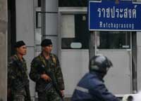 Soldiers stationed at the Erawan Junction in the heart of Bangkok on Wednesday (20/9/06) )morning - click for larger image 