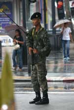 A soldier one of many to be stationed at the Erawan Junction in the heart of Banglok on Wednesday (20/9/06) - click picture to enlarge