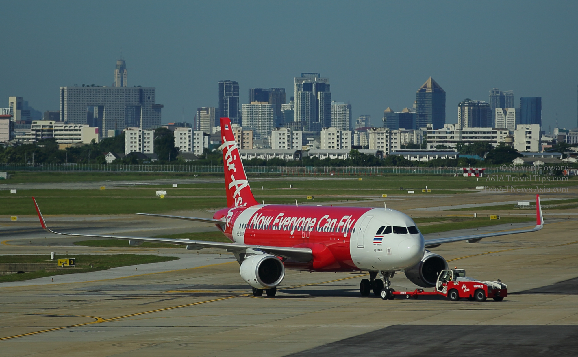 AirAsia Airbus A320 at Don Mueang Airport, Bangkok, Thailand. Picture by Steven Howard of TravelNewsAsia.com Click to enlarge.