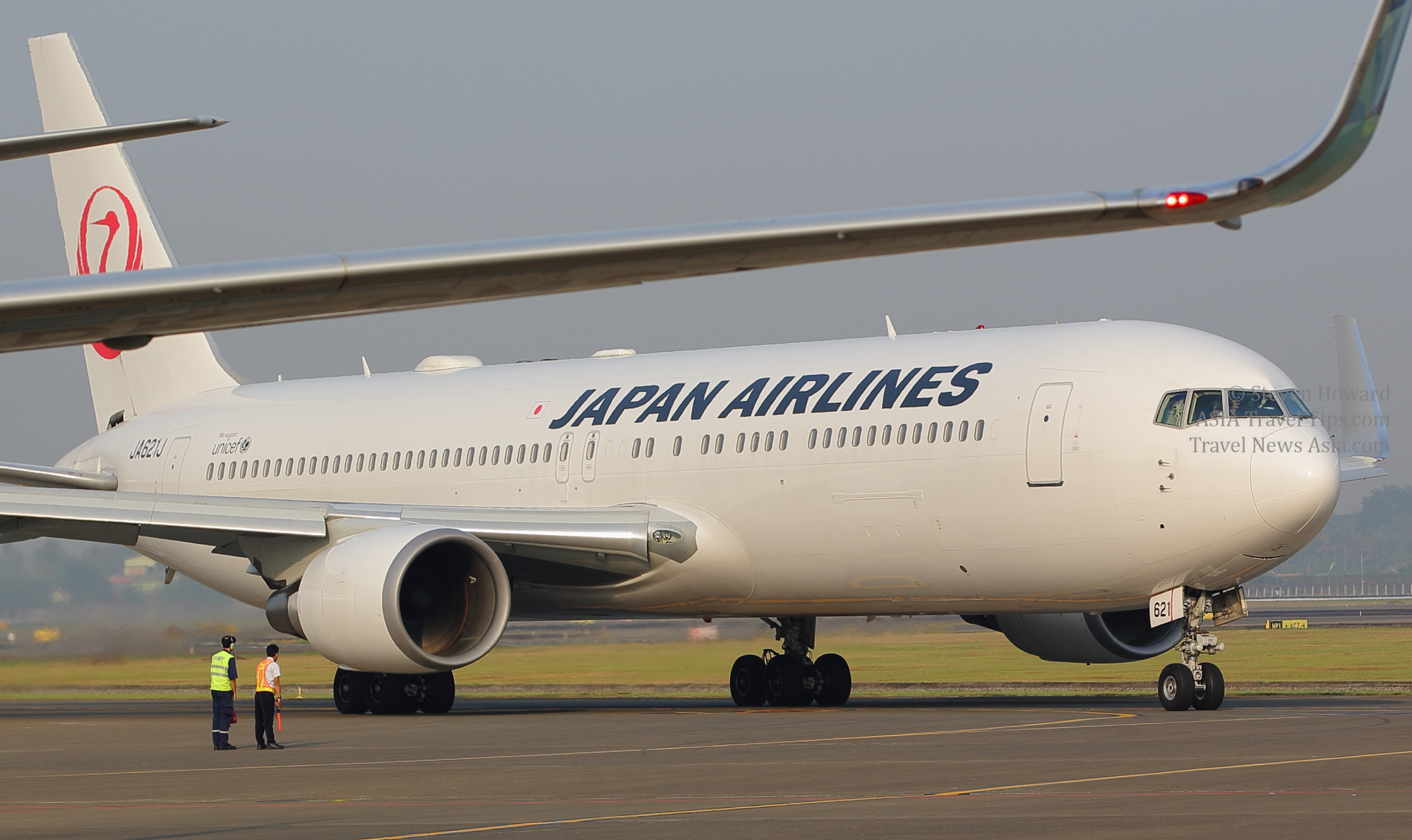 Japan Airlines Boeing 767 reg: JA621J. Picture by Steven Howard of TravelNewsAsia.com Click to enlarge.