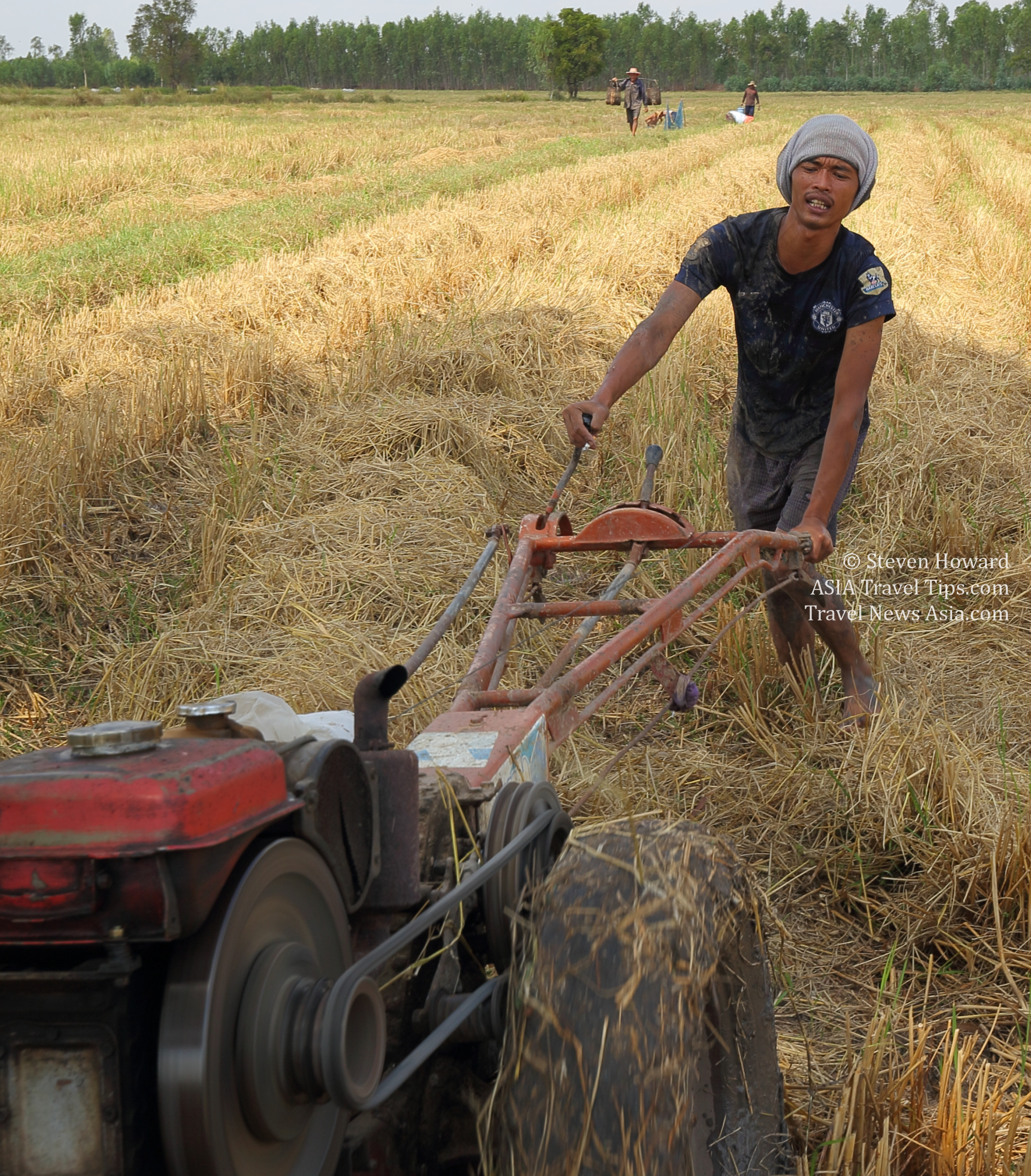 Working in the rice fields of Roi-Et, Thailand. Picture by Steven Howard of TravelNewsAsia.com Click to enlarge.