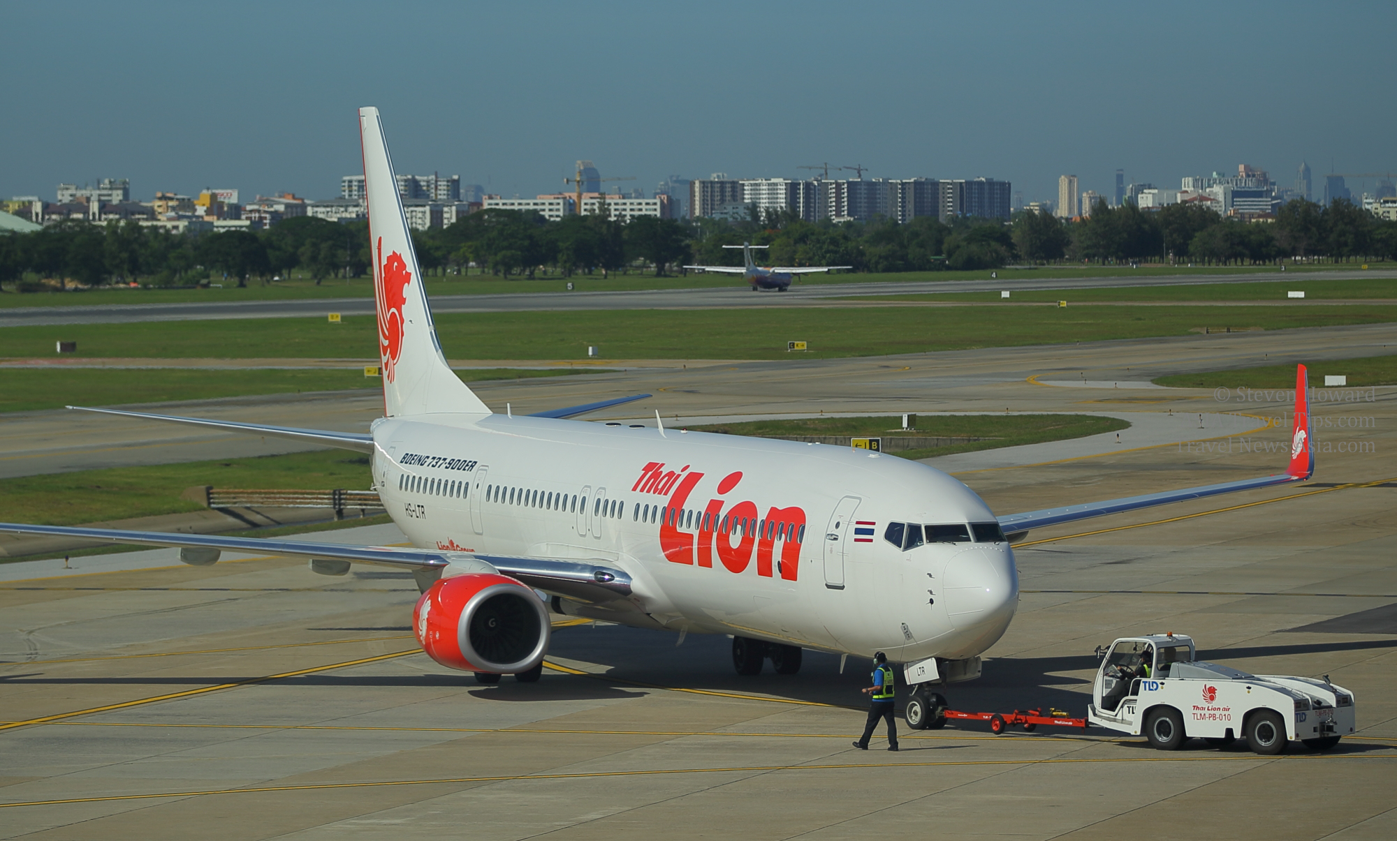 Thai Lion Air Boeing 737-900ER reg: HS-LTR at Don Mueang Airport in Bangkok, Thailand. Click to enlarge.