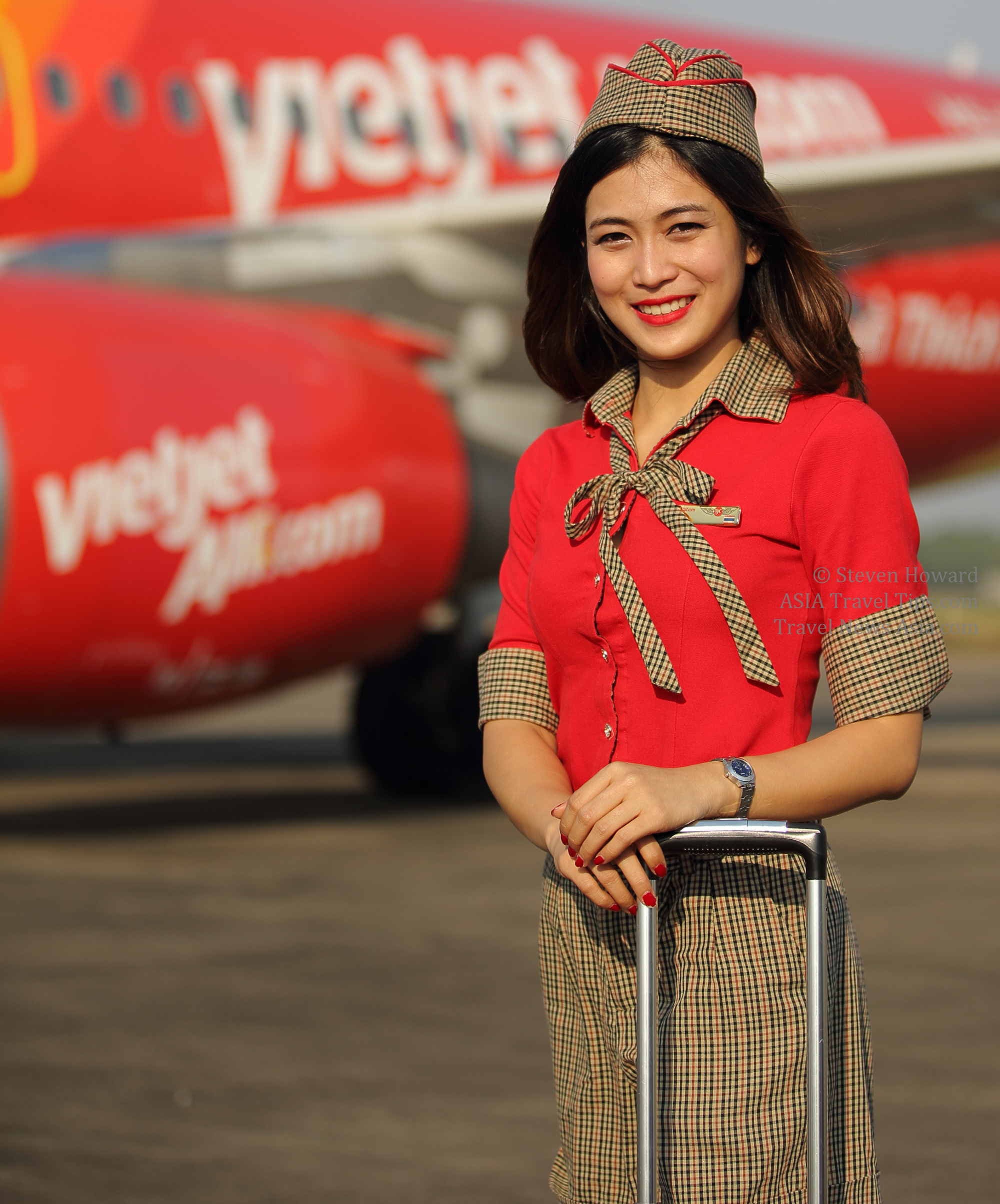 Beautiful Thai Vietjet cabin crew standing by a Vietjet Airbus A320 aircraft in Thailand. Click to enlarge.