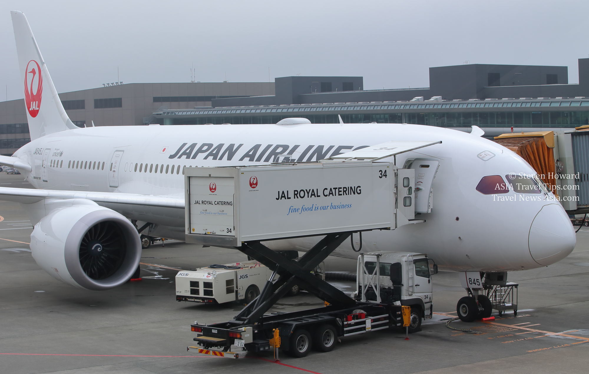 Japan Airlines Boeing 787-8 reg: JA845J. Picture by Steven Howard of TravelNewsAsia.com. Click to enlarge.