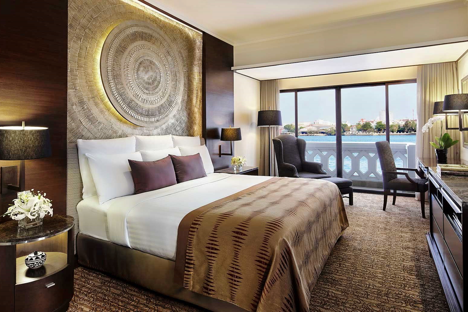 Luxury room at the Anantara Riverside Bangkok Resort. Click to enlarge.