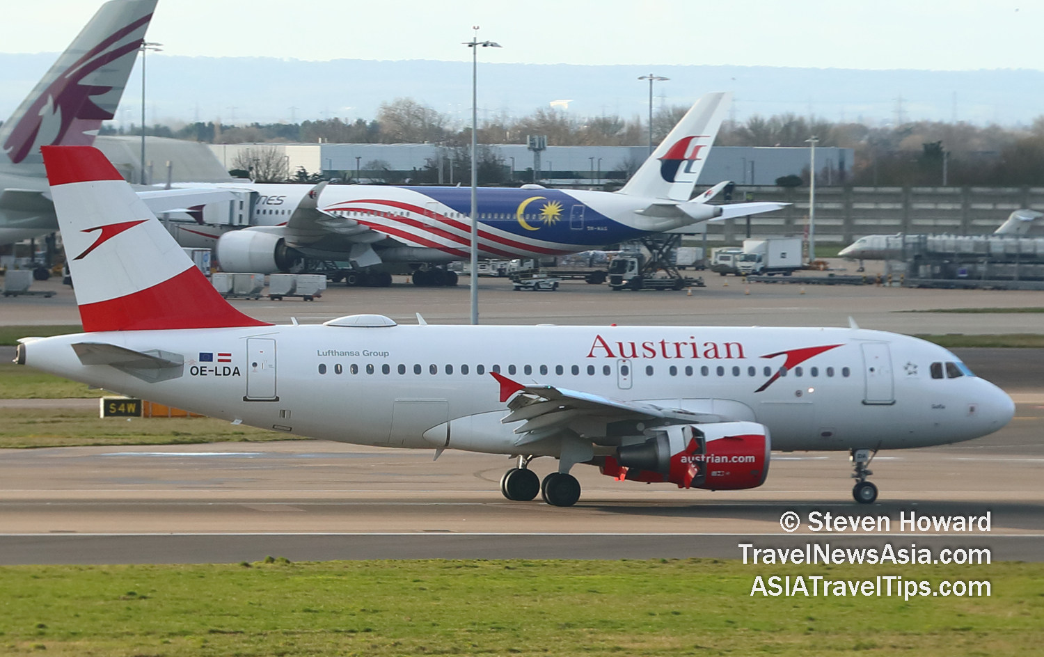 Austrian Airlines A319 reg: OE-LDA. Picture by Steven Howard of TravelNewsAsia.com Click to enlarge.