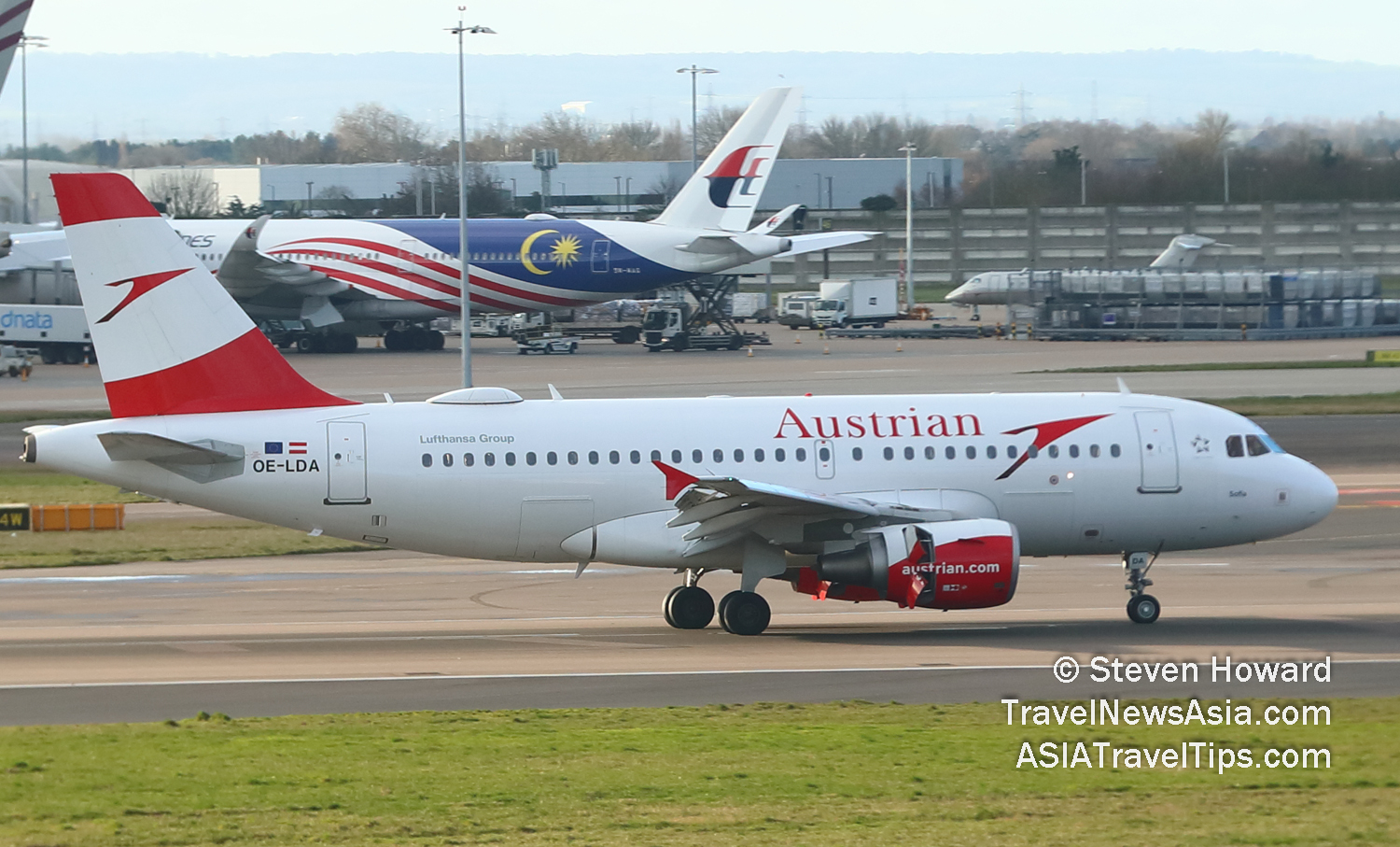 Austrian Airlines Airbus A319 reg: OE-LDA. Picture by Steven Howard of TravelNewsAsia.com. Click to enlarge.