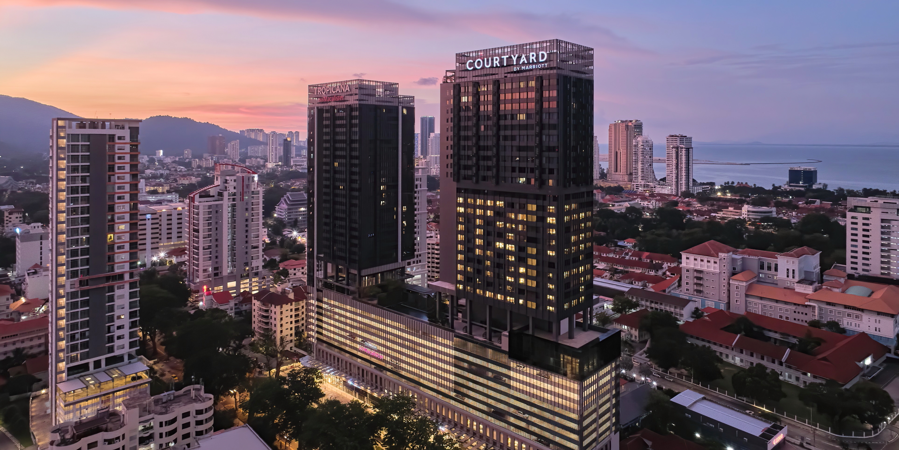 Marriott has expanded its popular Courtyard brand to Malaysia with the opening of the Courtyard by Marriott Penang. The new 199-room hotel is located along the bustling Jalan Macalister in the heart of Penang’s UNESCO-listed George Town. Click to enlarge.