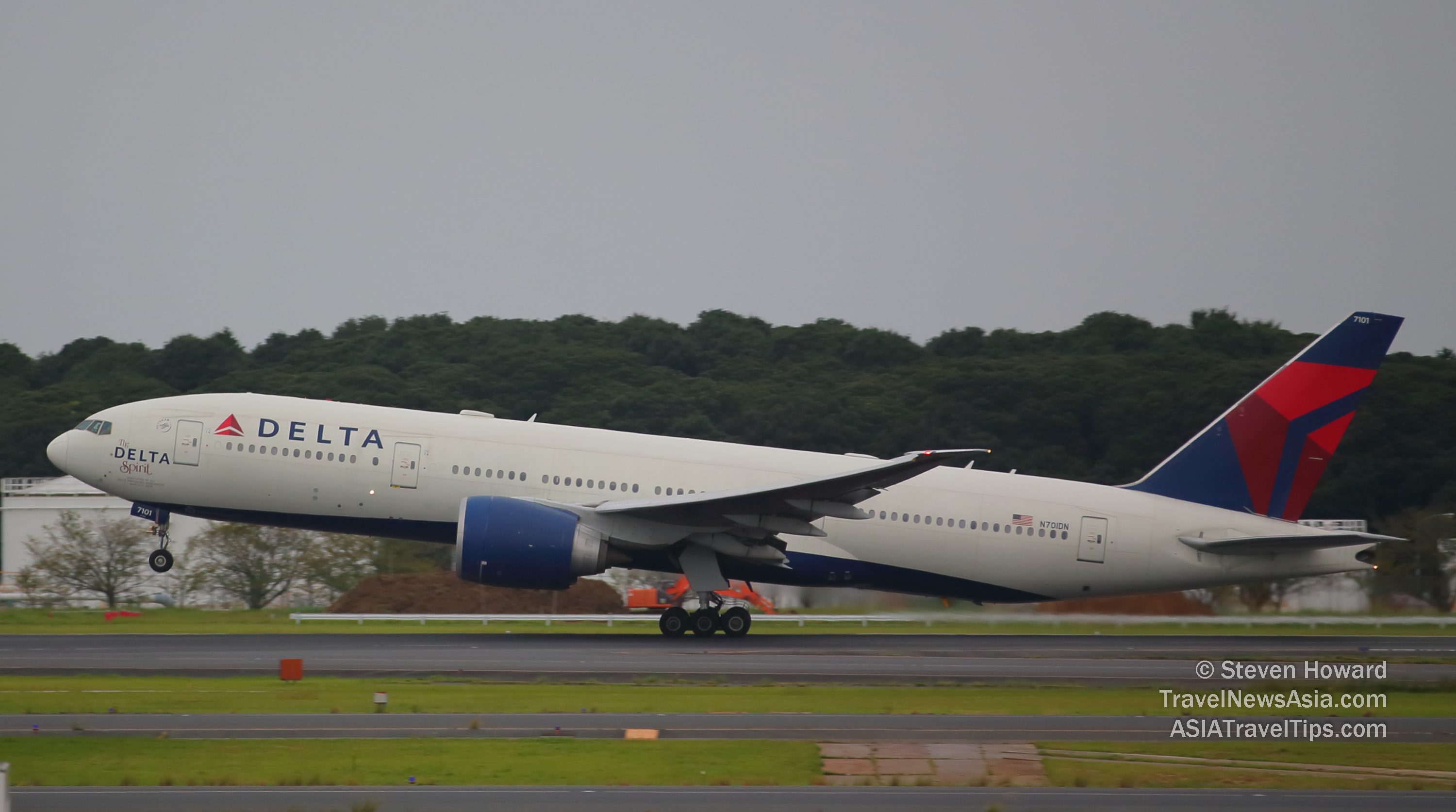 Delta Boeing 777. Picture by Steven Howard of TravelNewsAsia.com. Click to enlarge.