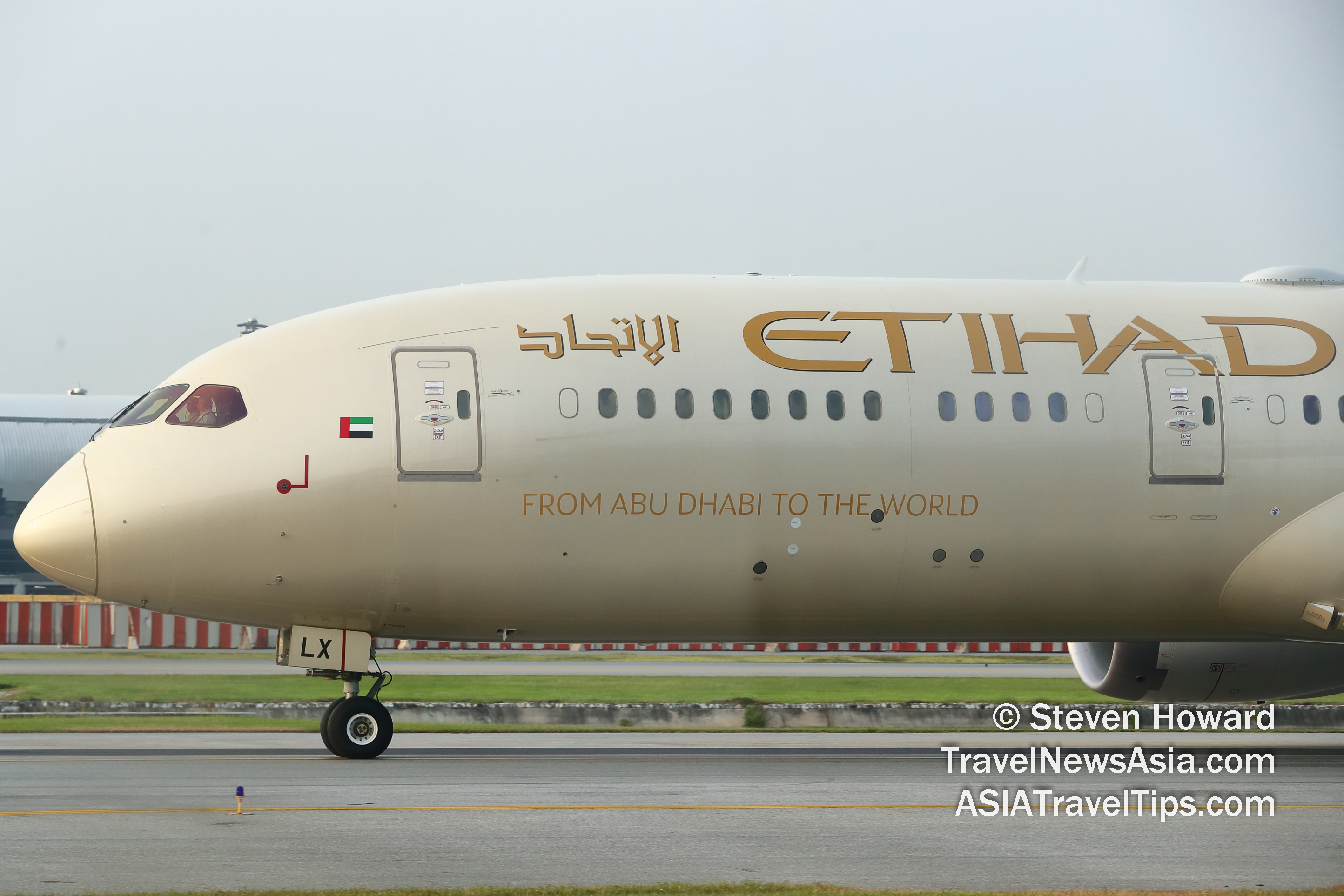 Etihad Airways Boeing 7879 reg: A6-BLX. Picture by Steven Howard of TravelNewsAsia.com Click to enlarge.