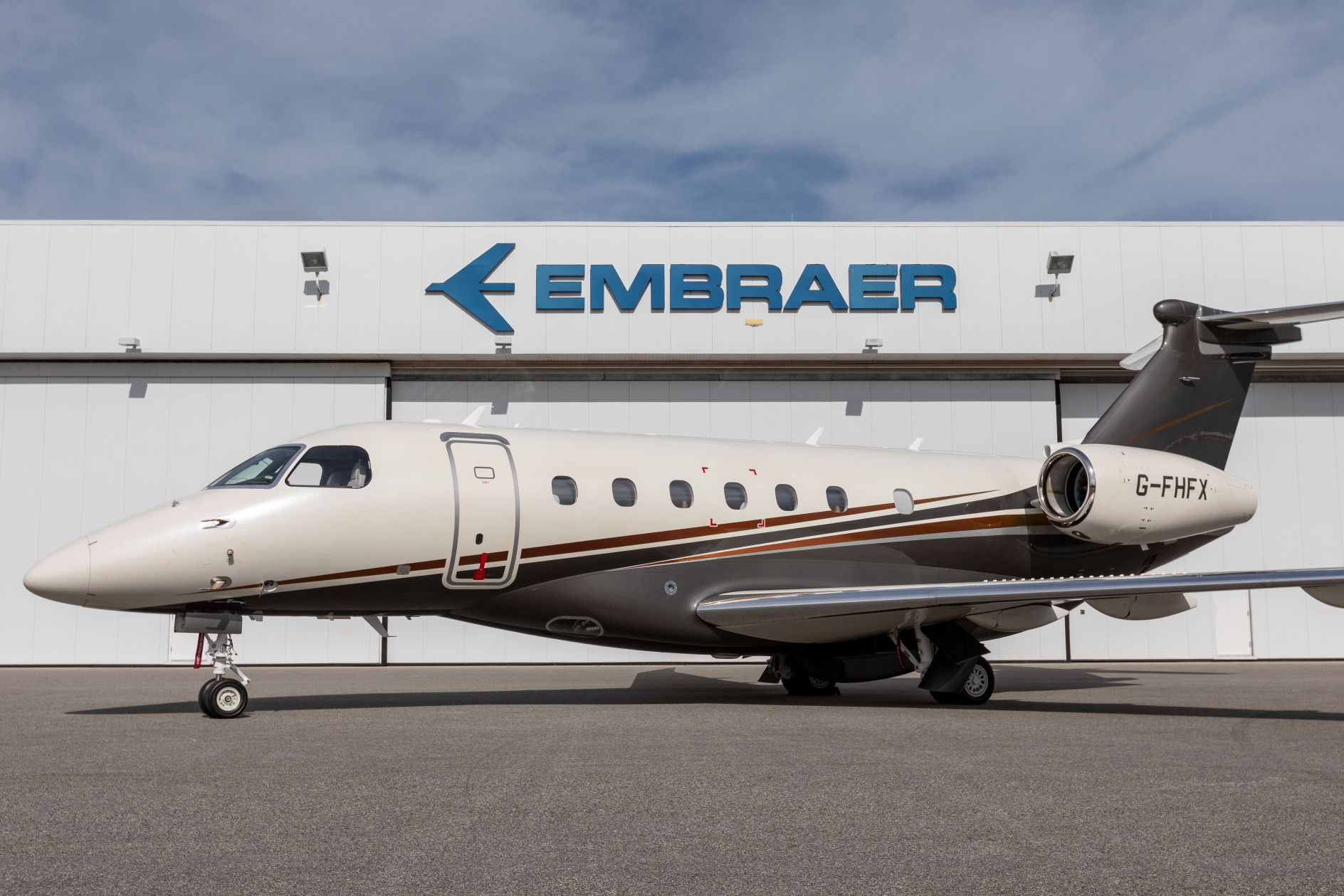 Flexjet has taken delivery of the first Praetor 600 business jet from Embraer. The aircraft will be used for Flexjet’s rapidly growing operations in Europe. Click to enlarge.