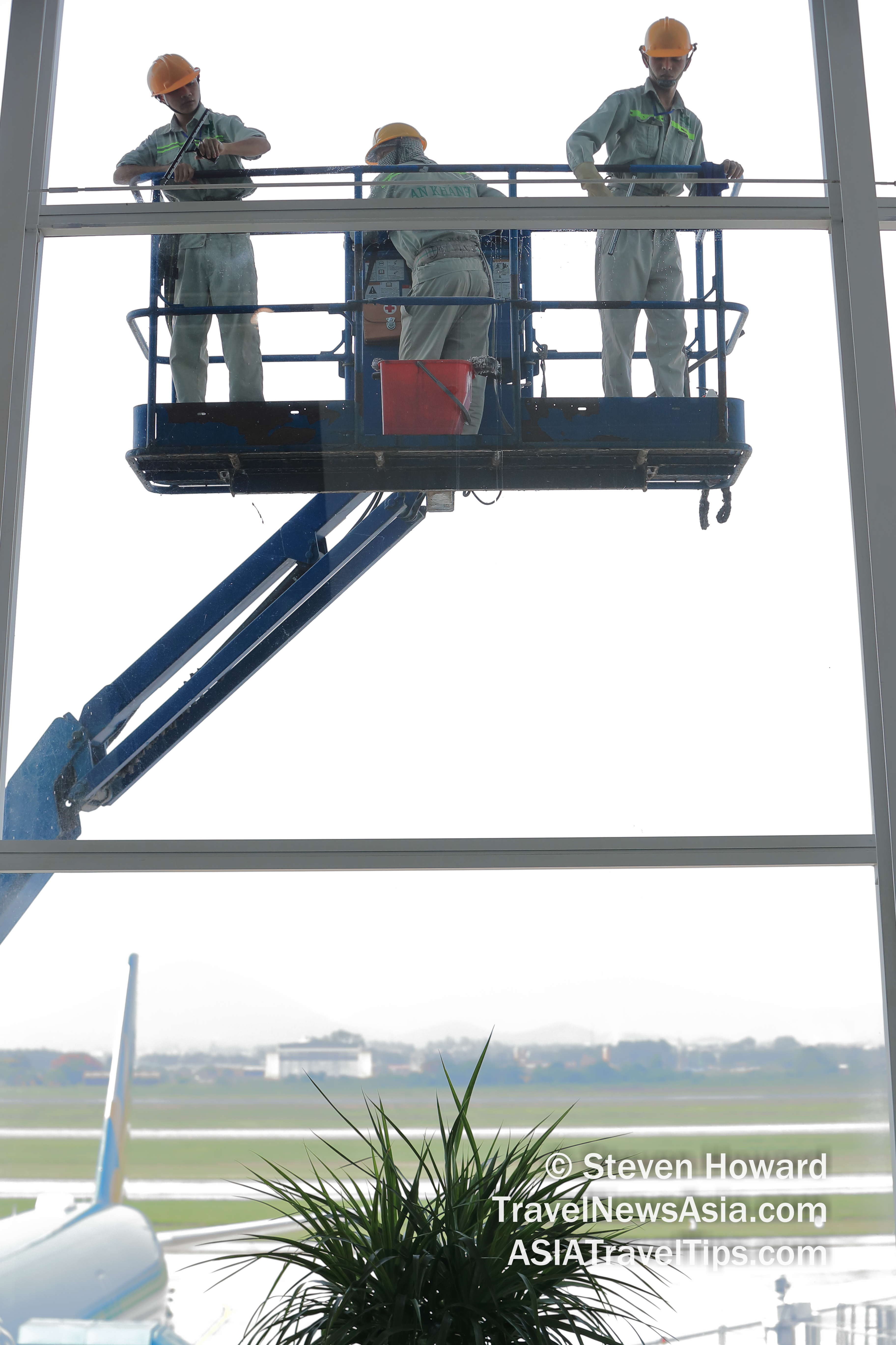 Window cleaners at Noi Bai International Airport in Hanoi, Vietnam. Picture by Steven Howard of TravelNewsAsia.com Click to enlarge.