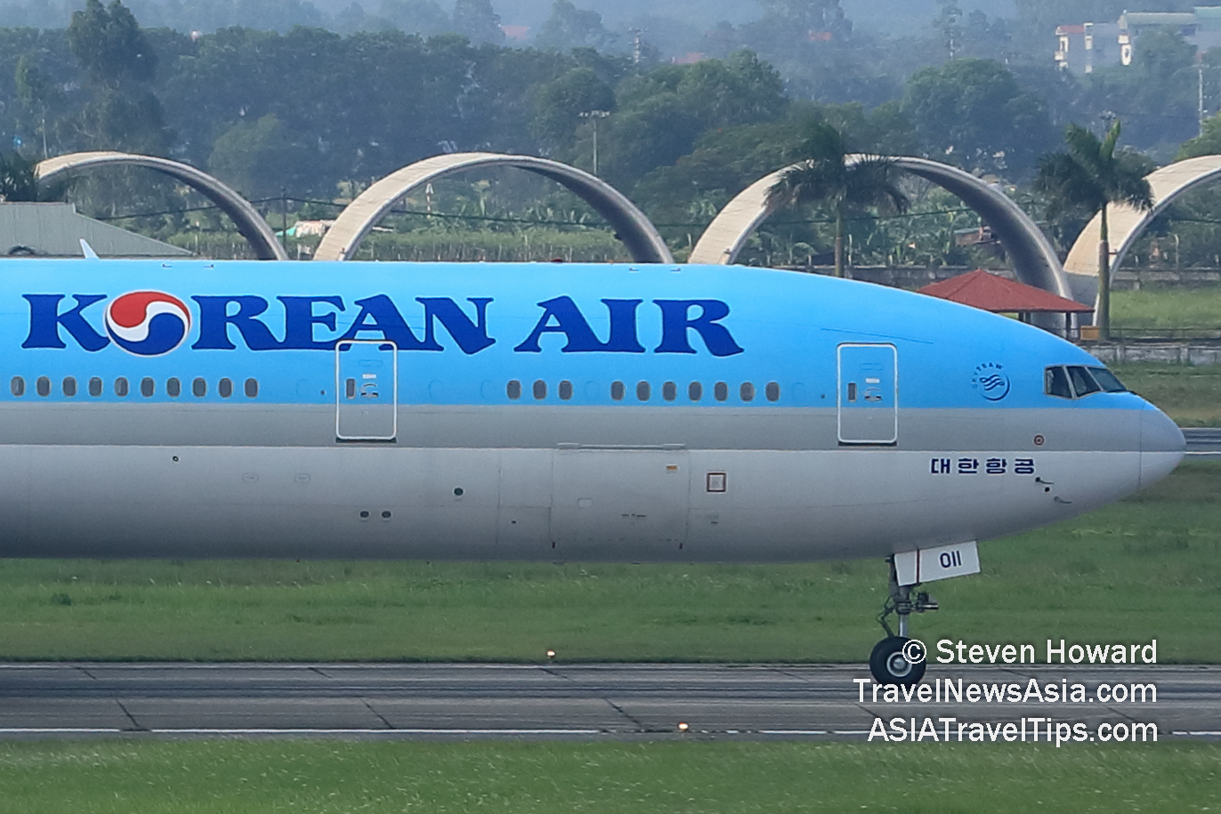 Korean Air Boeing 777-300ER reg: HK80II. Picture by Steven Howard of TravelNewsAsia.com Click to enlarge.