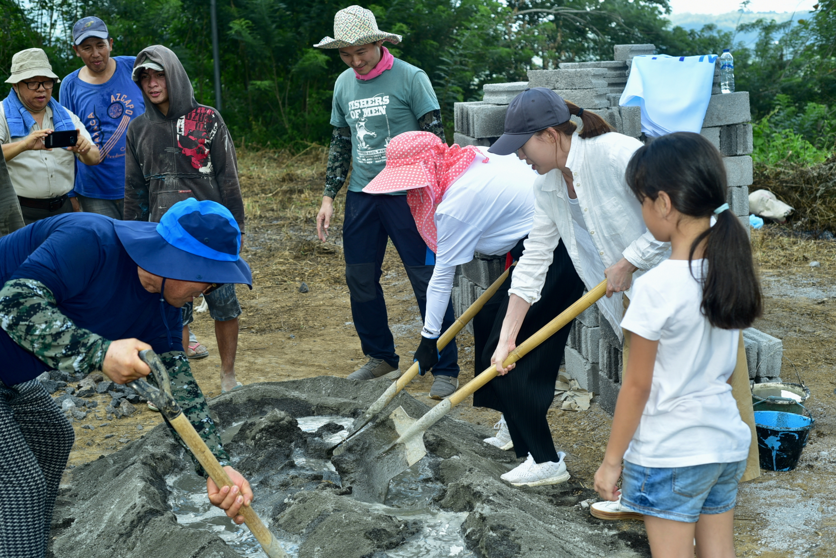 Korean Air employees constructed the foundation for a second dormitory for orphans, and performed various other volunteer work in January such as planting durian trees to help the orphanage become more self-sufficient. Click to enlarge.