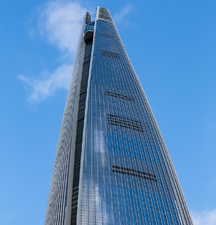 One of the tallest buildings in the world, the Lotte World Tower (롯데월드타워) is a 556-metre, 123-storey skyscraper located in Seoul, South Korea. The Signiel Seoul, a member of Leading Hotels of the World, occupies levels 76 to 101. Click to enlarge.