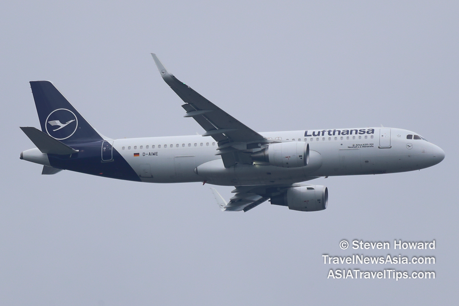 Lufthansa Airbus A320 reg: D-AIWE. Picture by Steven Howard of TravelNewsAsia.com Click to enlarge.