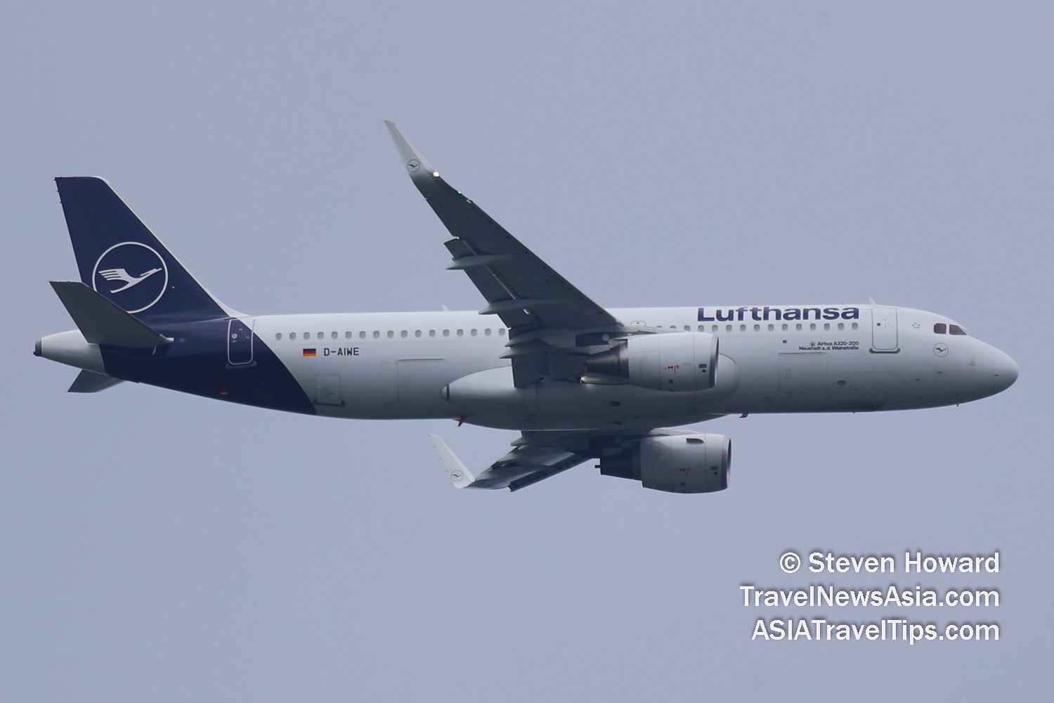 Lufthansa Airbus A320 reg D-AIWE. Picture by Steven Howard of TravelNewsAsia.com Click to enlarge.