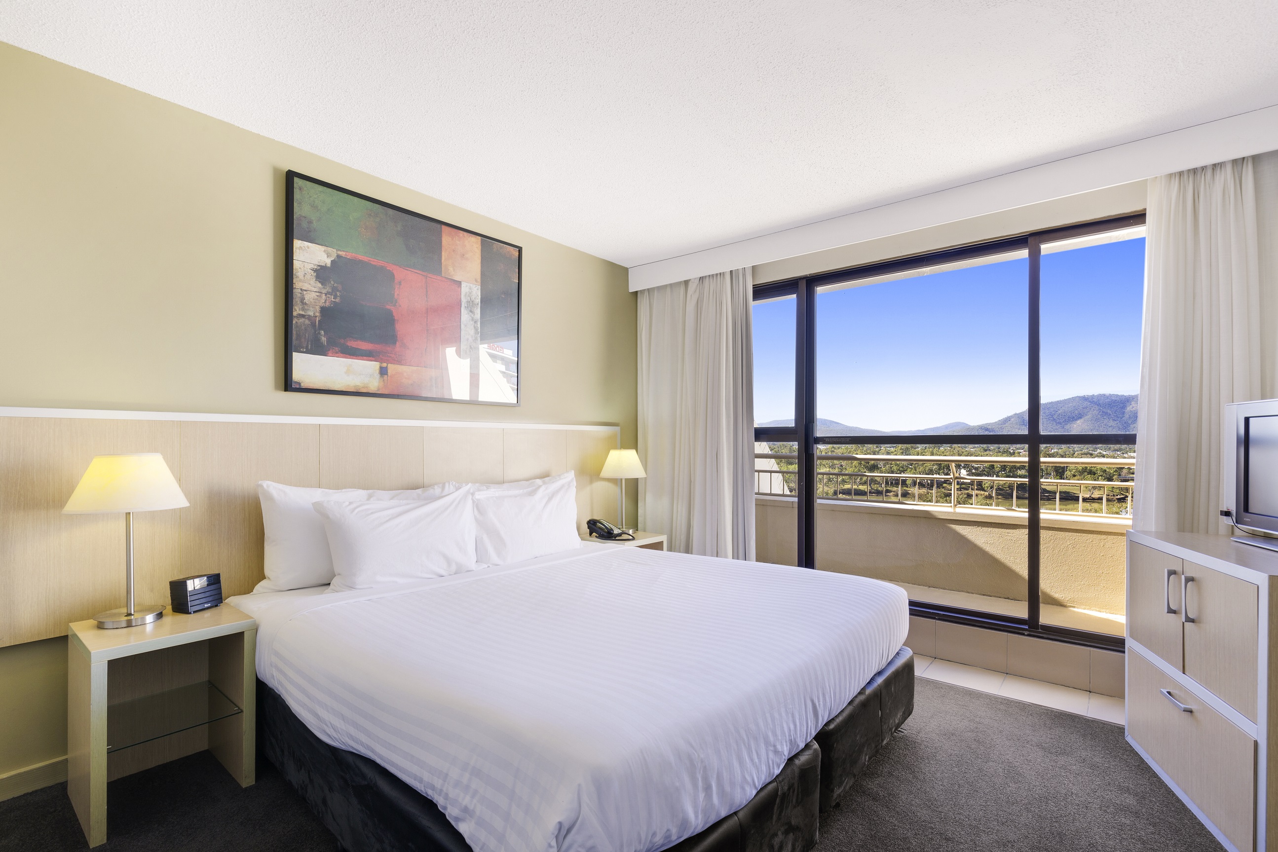 Accor has rebranded the Travelodge Hotel Rockhampton as the Mercure Rockhampton, under a franchise agreement. Refurbished in 2008, Mercure Rockhampton is located in the heart of the city, just a short drive from the Rockhampton Airport. Click to enlarge.