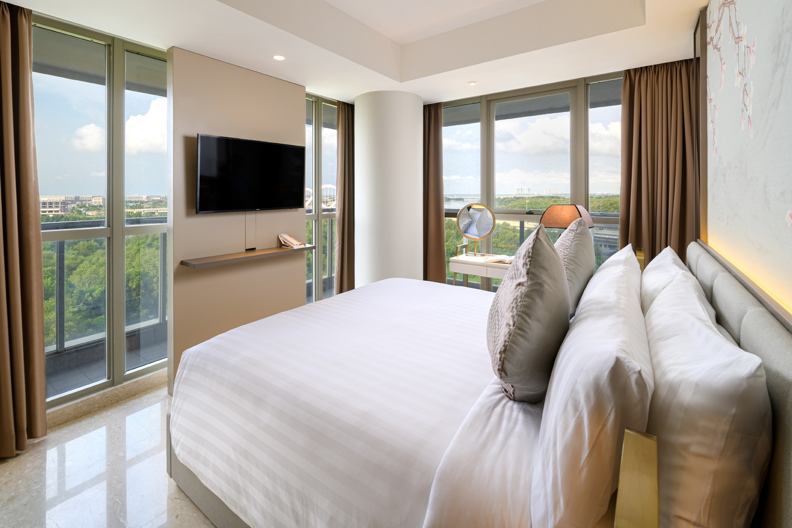 Oakwood has opened its third property in Jakarta, Indonesia. The Oakwood Apartments PIK Jakarta features 151 fully furnished serviced apartments offering city and ocean views. Click to enlarge.