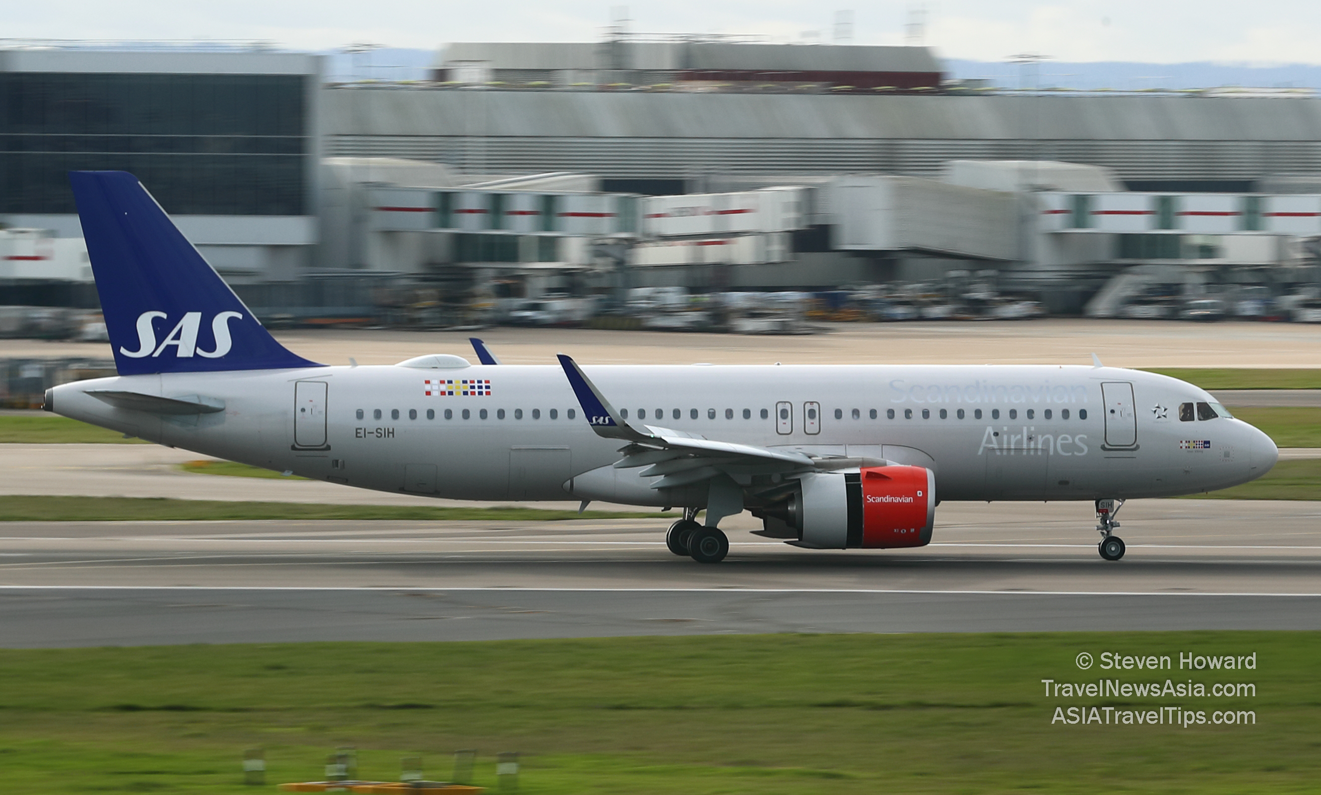 SAS Airbus A320 reg: EI-SIH. Picture by Steven Howard of TravelNewsAsia.com Click to enlarge.