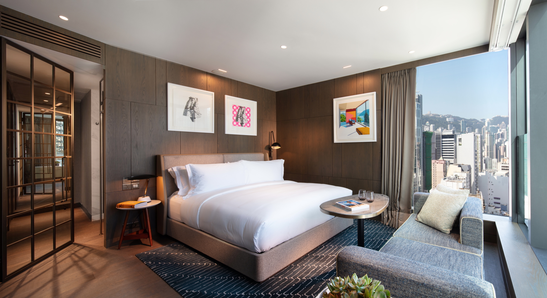 Corner Rooms, larger than the standard guestrooms, have been designed with an open layout and the addition of a dressing room. Corner Rooms offer views of Causeway Bay district, whilst Premium Corner Rooms overlook Wan Chai and Admiralty. Click to enlarge.