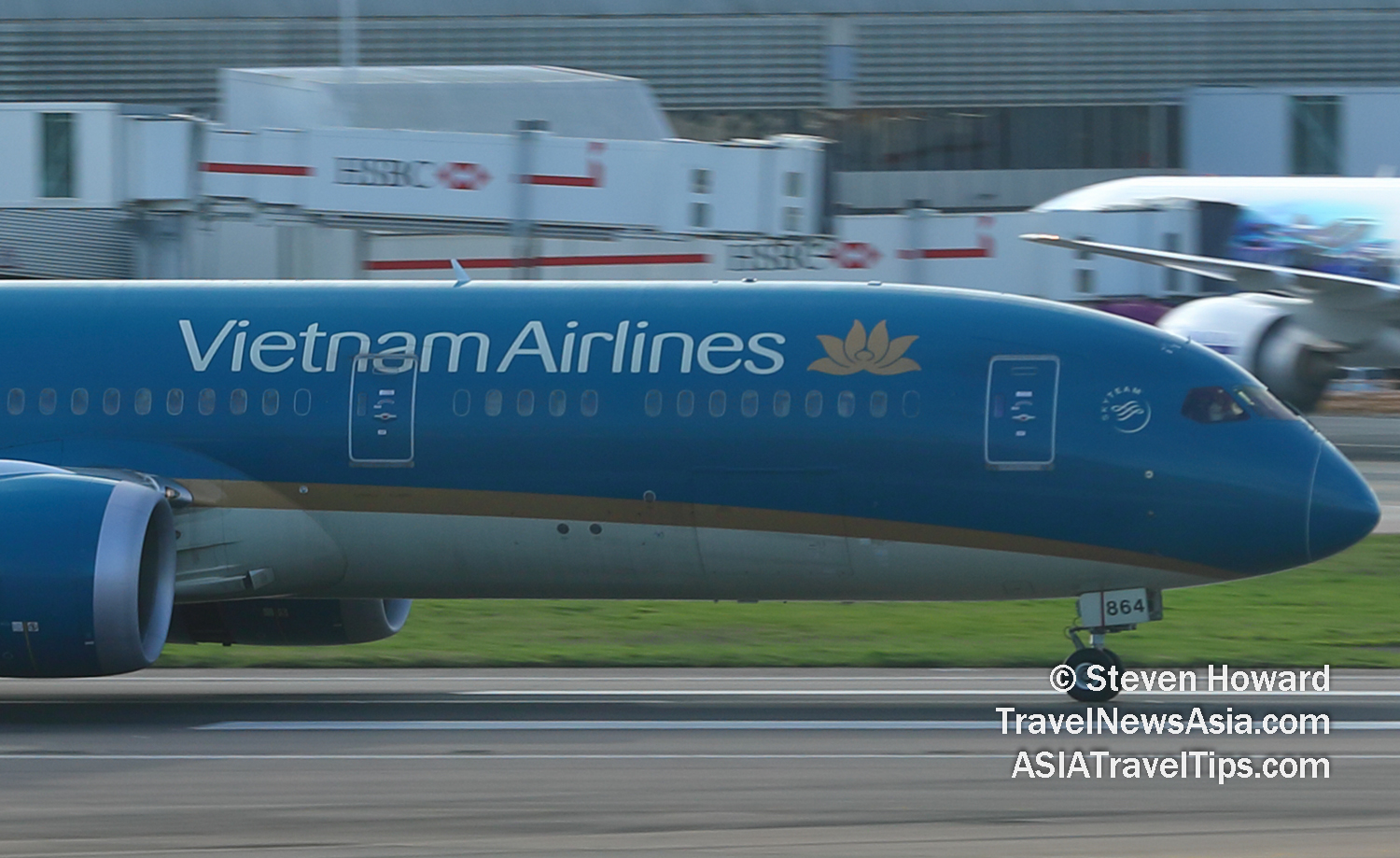 Vietnam Airlines Boeing 787-8 reg: VN-A864 landing at London Heathrow. Picture by Steven Howard of TravelNewsAsia.com Click to enlarge.