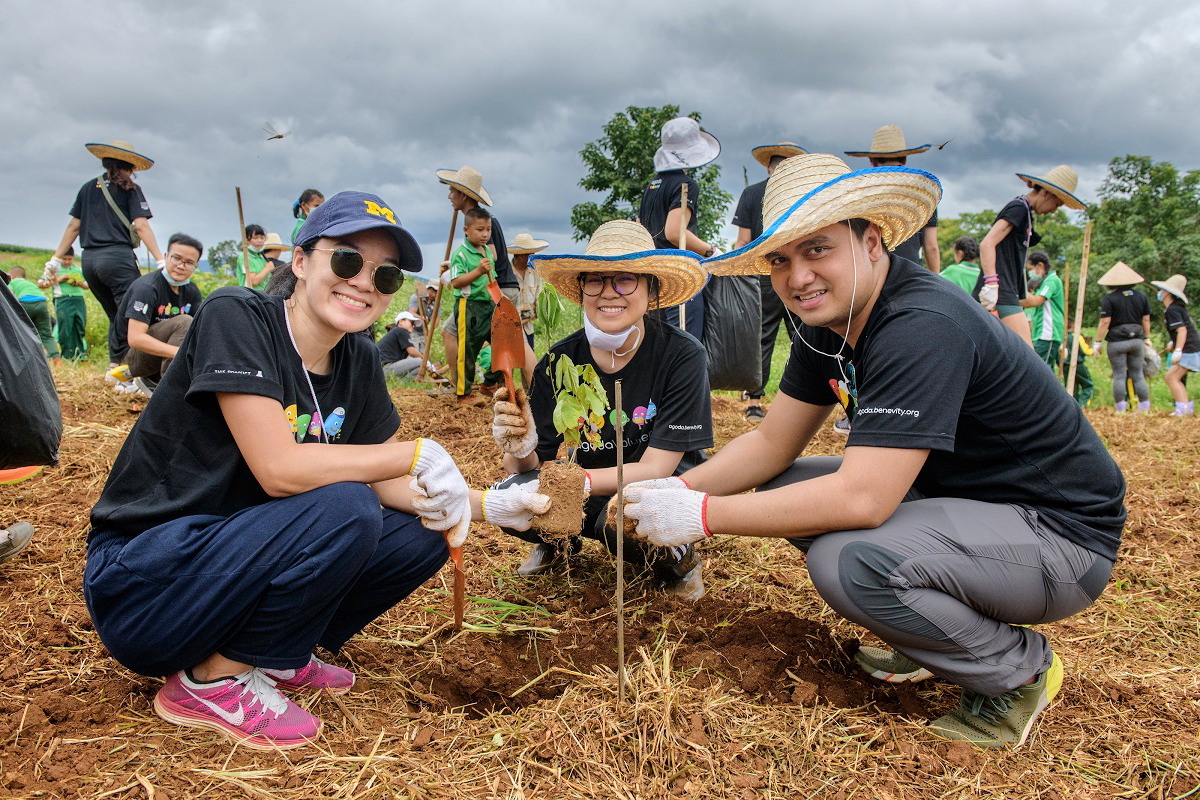 More than 50 Agoda employees, including CEO John Brown, worked with the local Chiang Mai community to kick start the planting of 6,000 trees as part of a CSR initiative in collaboration with World Wildlife Fund (WWF) Thailand. Click to enlarge.