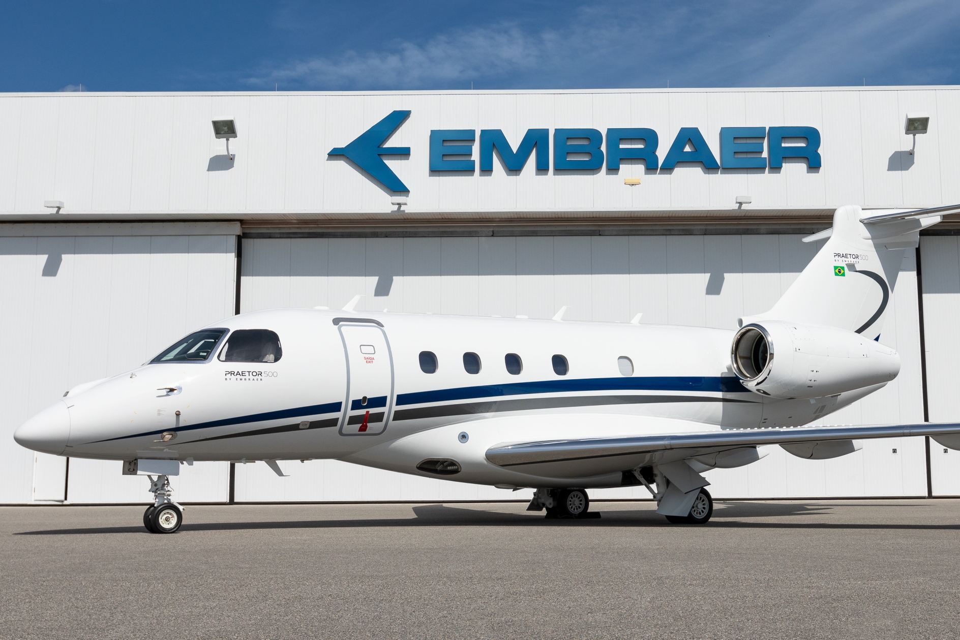 Embraer recently delivered a Praetor 500 to an undisclosed customer in Brazil, the first delivery of the aircraft type in the country. The Praetor 500 midsize business jet has a range of 3,340 nautical miles (6,186 km), with four passengers and NBAA IFR Reserves. Click to enlarge.