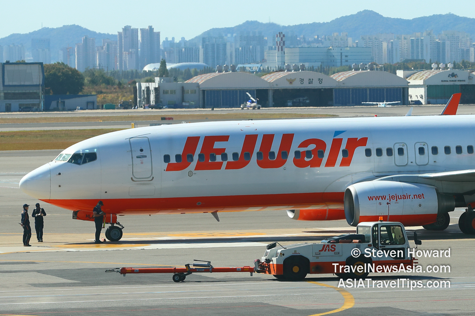 Jeju Air Boeing 737 reg: HL8061. Picture by Steven Howard of TravelNewsAsia.com Click to enlarge.