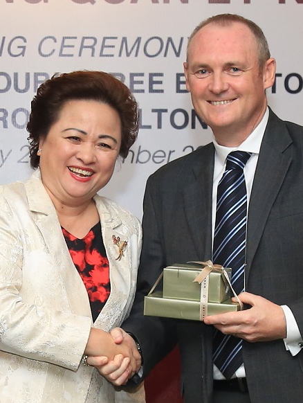 Nguyen Thi Nga, Chairman of BRG Group and William Costley, Vice President of Operations, South East Asia & India, Hilton at the signing ceremony of Hilton Hanoi West Lake and DoubleTree by Hilton Hanoi West Lake.