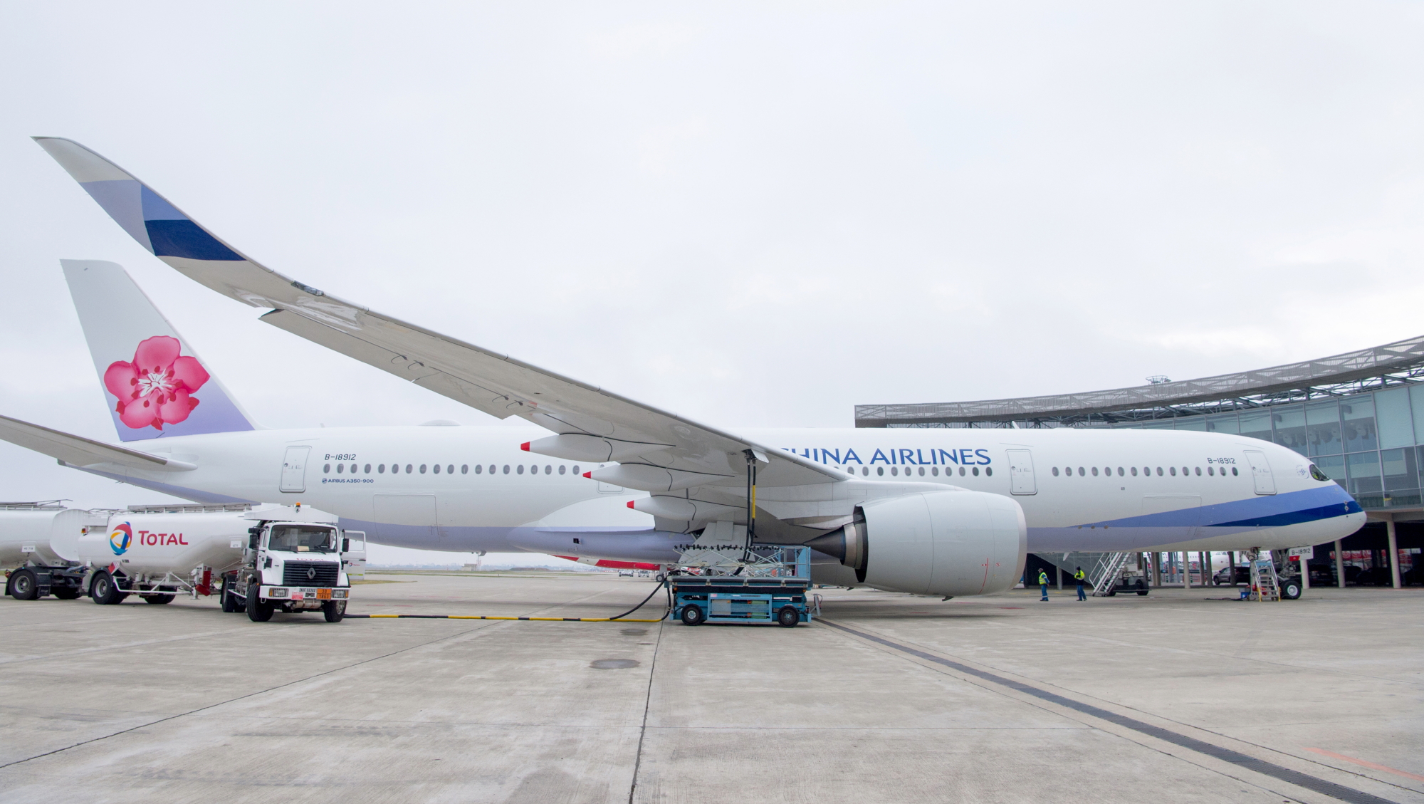 The 10th China Airlines Airbus A350 aircraft, which took off for Taipei from Toulouse on Thursday, is using Sustainable Aviation/Alternative Fuels (SAF) to reduce its carbon dioxide emissions by around 20,000 kg. Click to enlarge.
