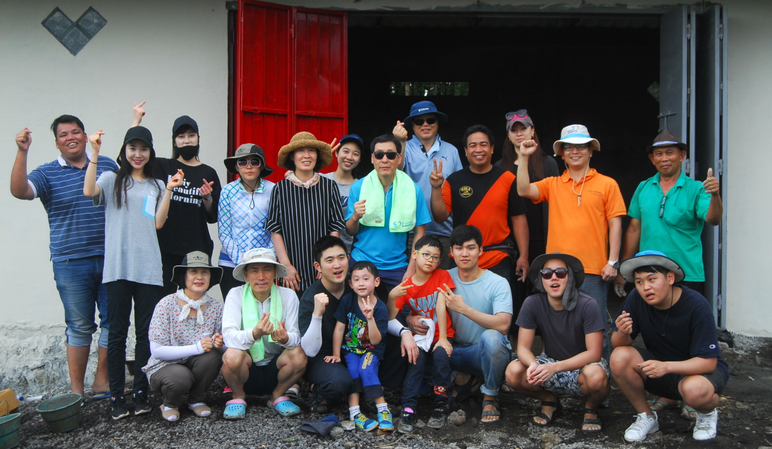 Twenty members of Korean Airs volunteer group, Sarangnanum, flew to Indonesia in January  to help the local community in the Tondano region of Sulawesi, Indonesia.