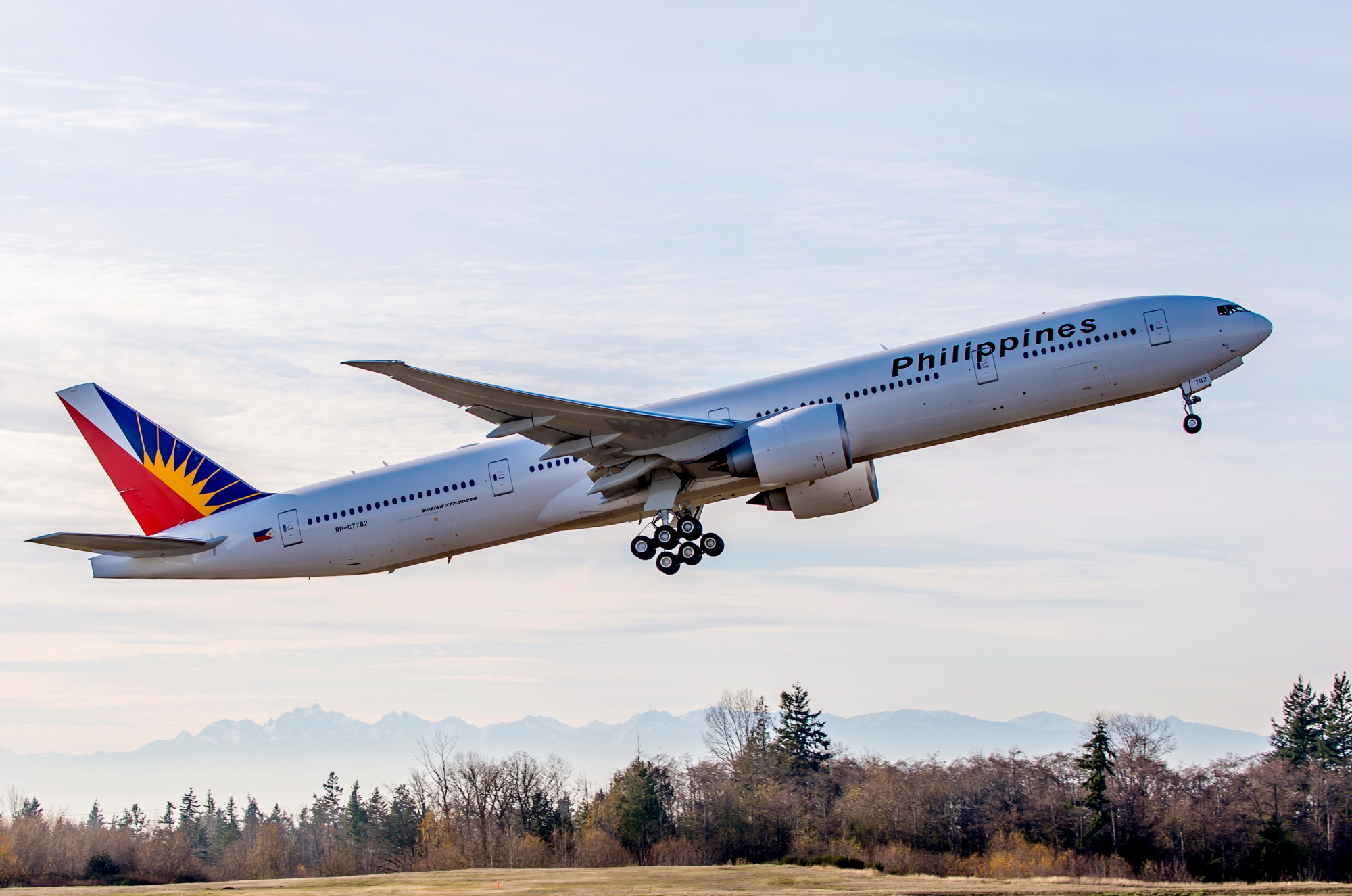 Philippine Airlines' 10th Boeing 777-300ER (reg. RP-C7782) takes off. Click to enlarge.