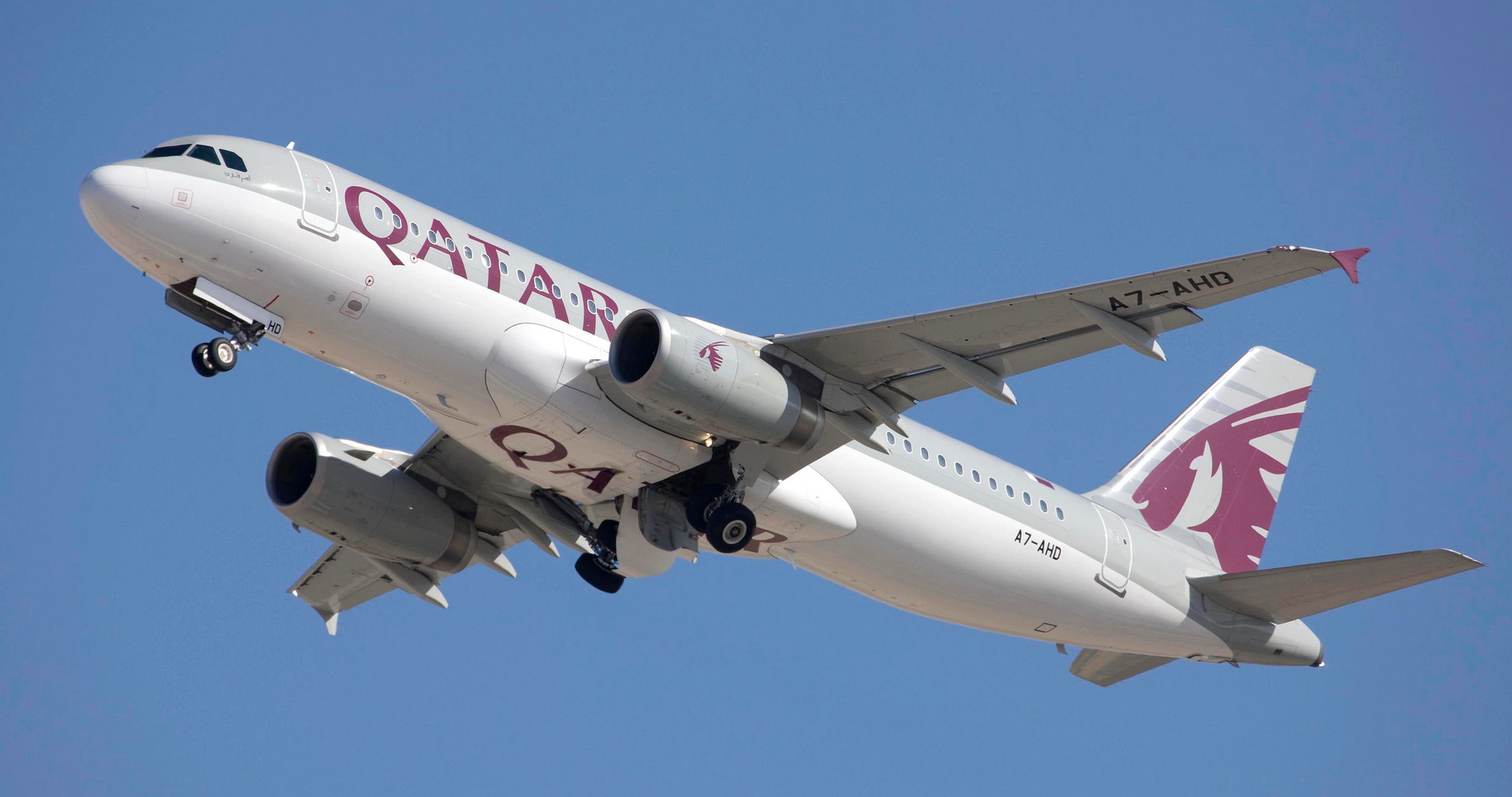 Qatar Airways Airbus A320 reg: A7AHD. Click to enlarge.
