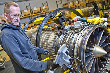 RM12 Engine engineer performing boroscope testing on the fan/compressor blade