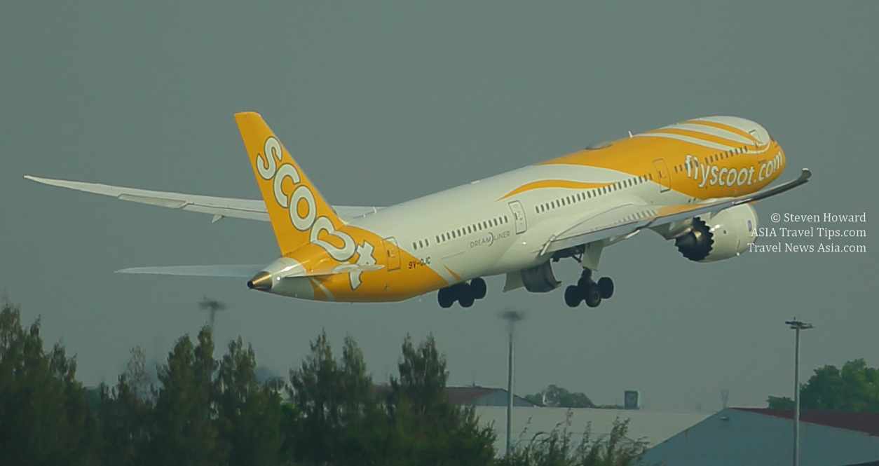 Scoot Boeing 787 Dreamliner taking off. Click to enlarge.