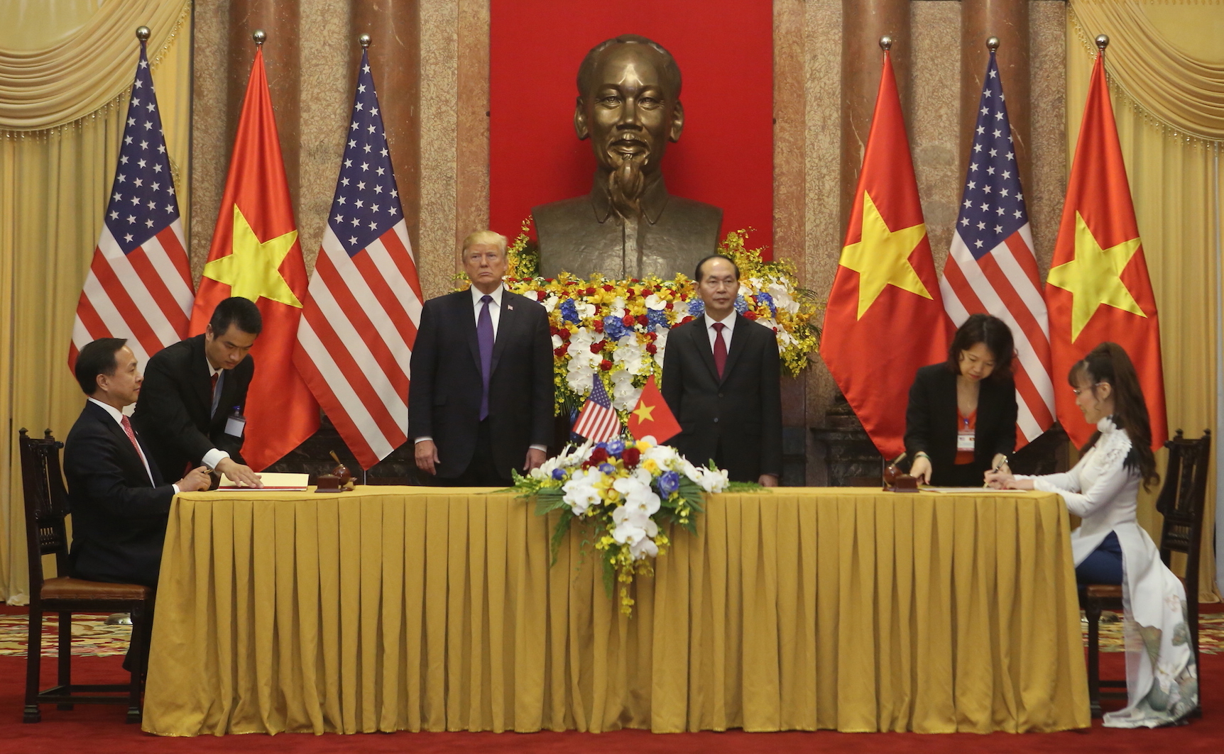 The signing ceremony took place in Hanoi that was attended by President of the Socialist Republic of Vietnam Trần Đại Quang and U.S. President Donald Trump, along with officials from Vietjet and Pratt & Whitney. Click to enlarge.