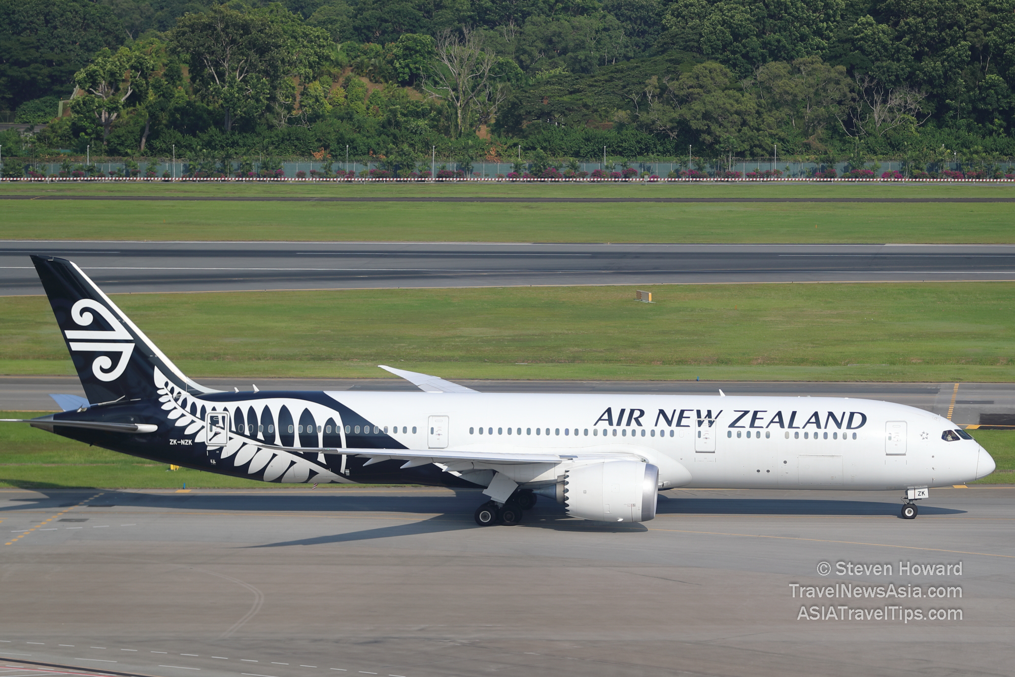 Air New Zealand Boeing 787-9 Dreamliner reg: ZK-NZK. Picture by Steven Howard of TravelNewsAsia.com Click to enlarge.
