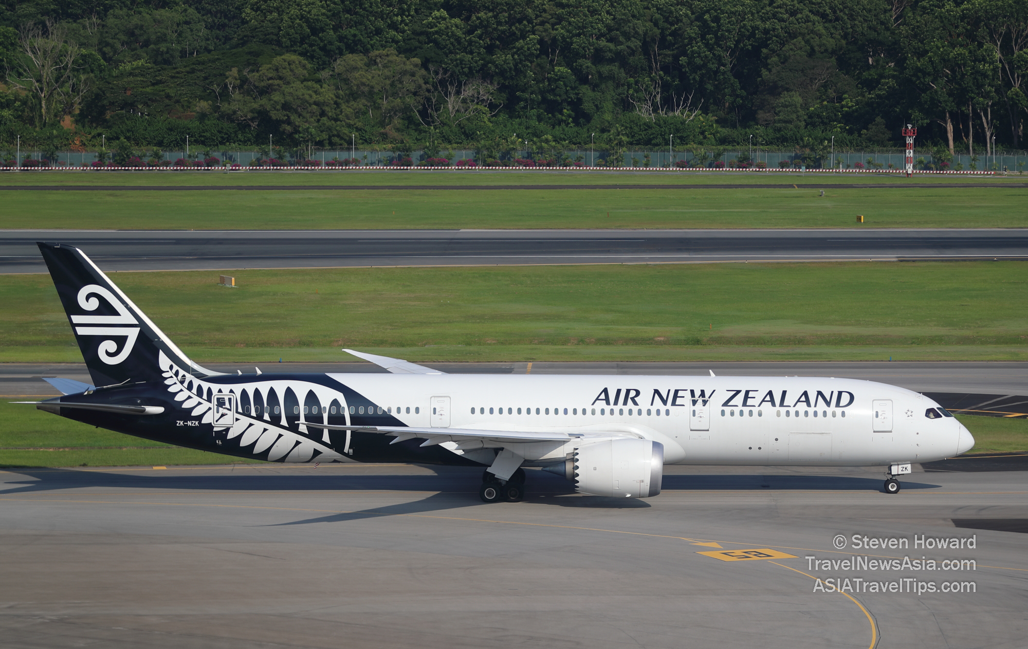 Air New Zealand Boeing 787-9 Dreamliner reg: ZK-NZK at Changi Airport in Singapore. Picture by Steven Howard of TravelNewsAsia.com Click to enlarge.