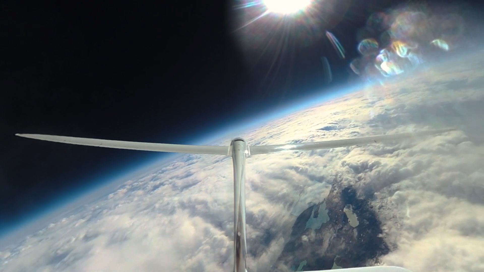 Airbus Perlan Mission II has set yet another new world altitude record for a glider, this time soaring the engineless Perlan 2 to 76,124 feet, in the process collecting vital data on flight performance, weather and the atmosphere. Click to enlarge.
