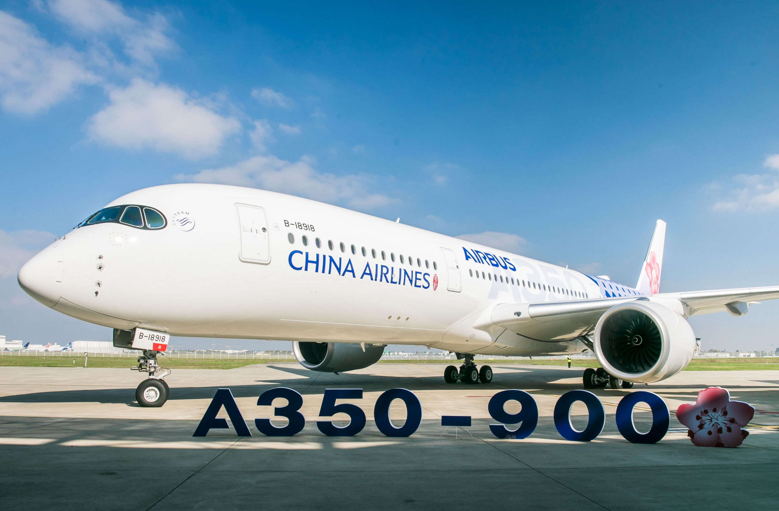 China Airlines has taken delivery of a very special Airbus A350-900 aircraft. The new aircraft is the first in Taiwan to feature a joint Airbus livery and the only Airbus joint liveried aircraft to feature corporate colors. Click to enlarge.