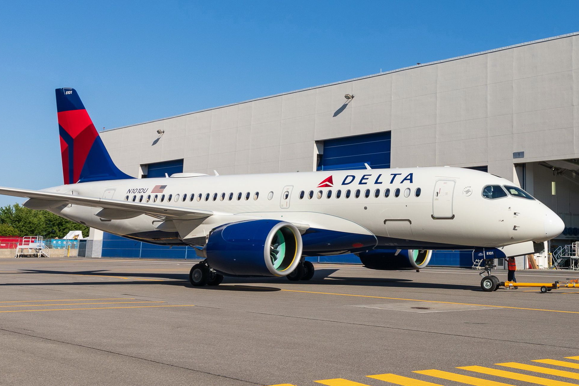 The initial Airbus A220-100 for Delta Air Lines – the first U.S. carrier that will receive an A220 jetliner – completed its painting at the A220 final assembly line in Mirabel, Québec, Canada. Click to enlarge.