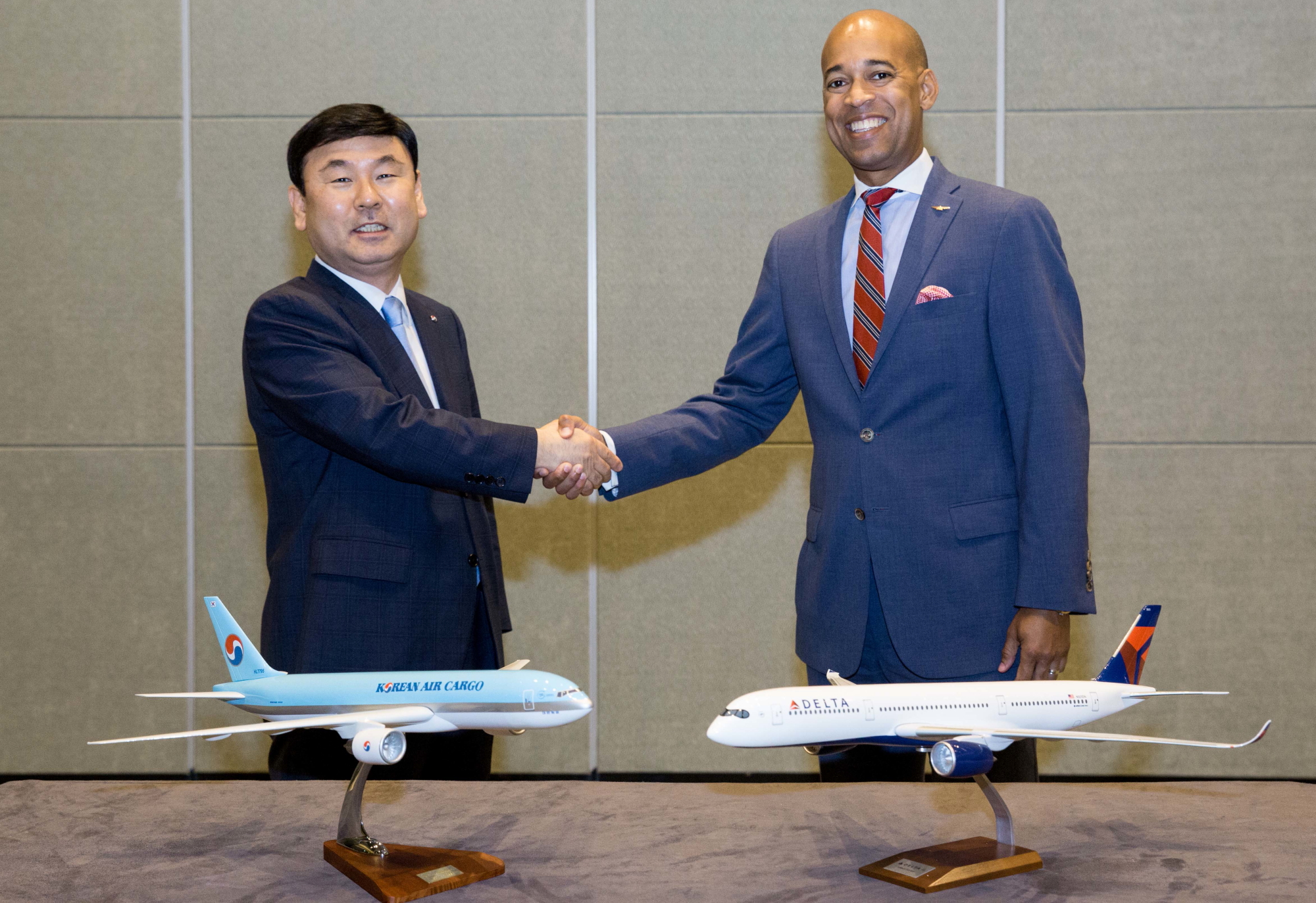 Samsug Noh, Senior Vice President, Head of Cargo Business Division, Korean Air, shaking hands with Shawn Cole, Delta’s Vice President – Cargo. Click to enlarge.