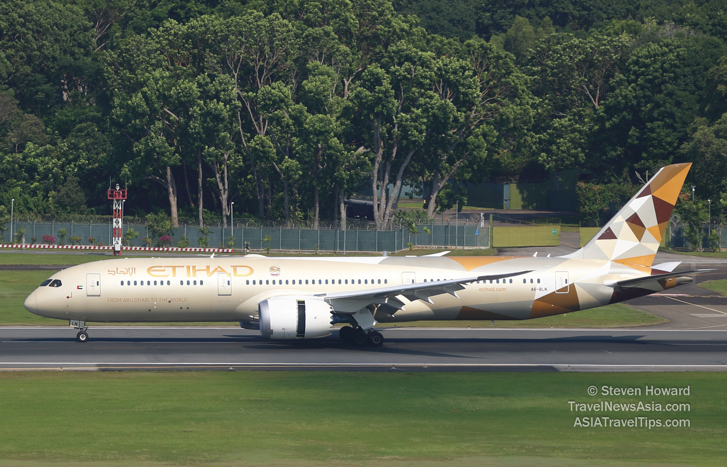 Etihad Airways Boeing 787-9 Dreamliner reg: A6-BLN. Picture taken by Steven Howard of TravelNewsAsia.com Etihad isn't using the Dreamliner on its flights to Barcelona, the airline is instead using an Airbus A330-200 in a two-class configuration. Click to enlarge.