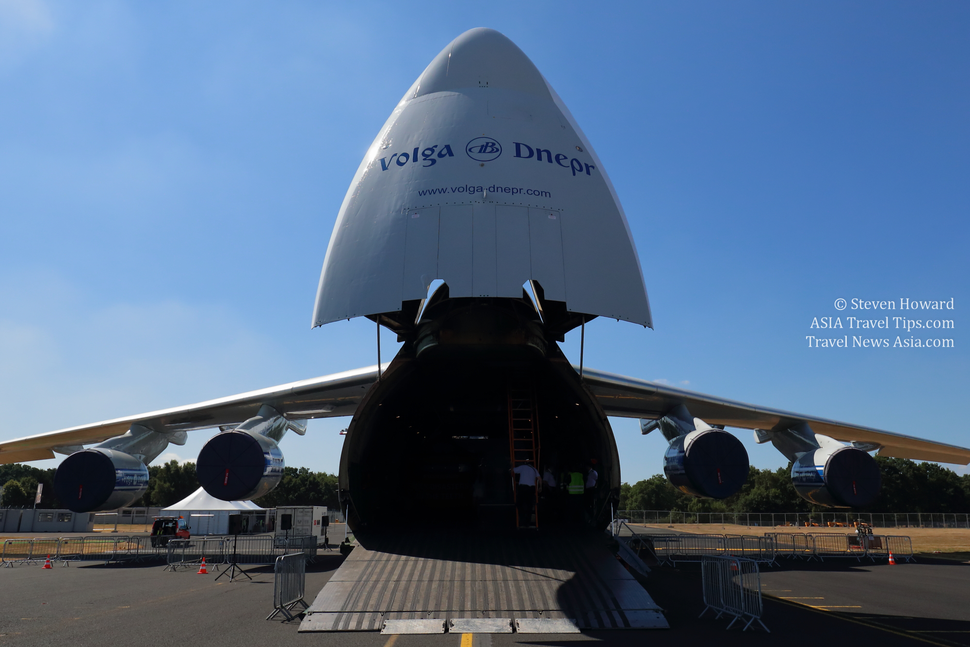 Nose up! Antonov An-124-100. Click to enlarge.