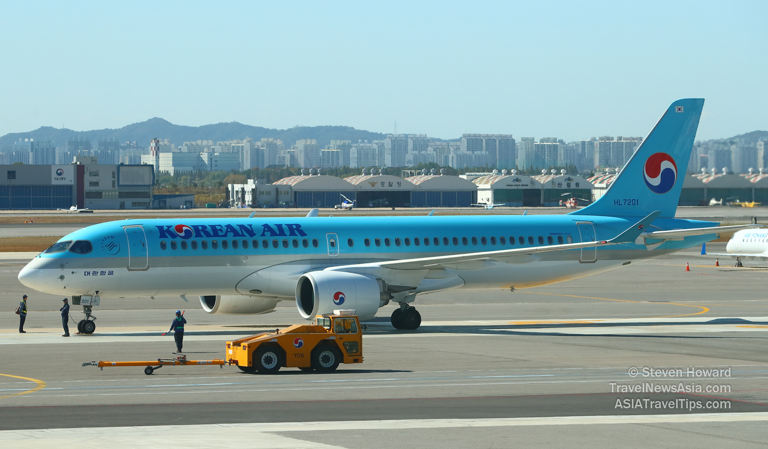 Korean Air Airbus A220-300 (formerly known as the Bombardier CS300) reg: HL7201. Picture by Steven Howard of TravelNewsAsia.com Click to enlarge.