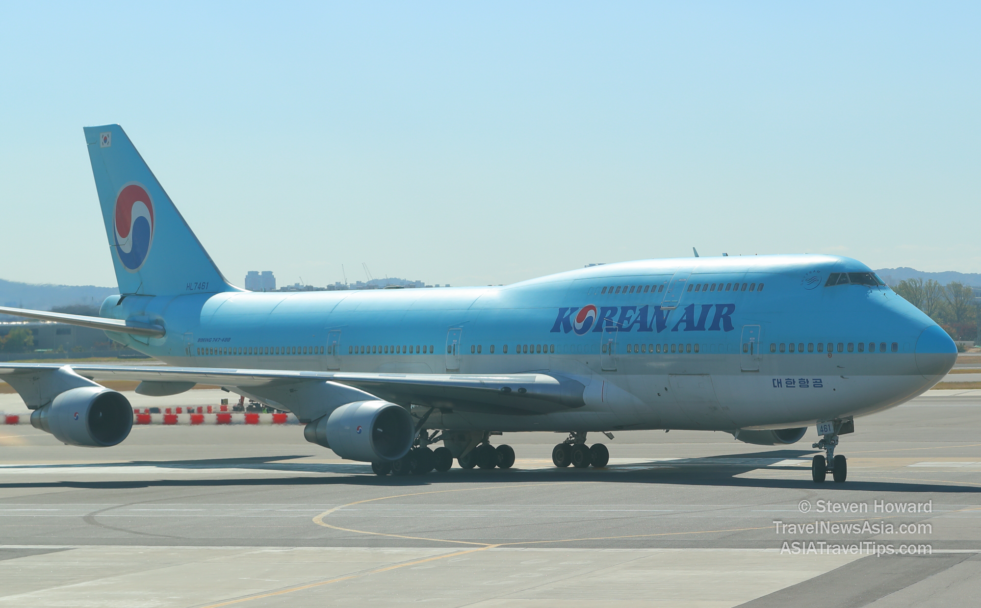 Korean Air Boeing 747-400 at Gimpo Airport in Seoul, South Korea. Picture by Steven Howard of TravelNewsAsia.com Click to enlarge.